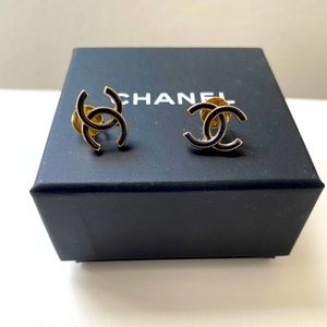 AUTH Chanel classic cc earrings in black and gold